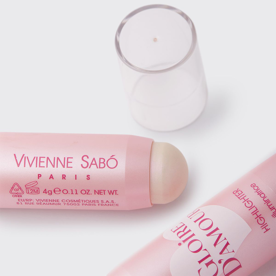 Vivienne sabo highlighter. Хайлайтер в стике Вивьен сабо. Хайлайтер Vivienne Sabo gloire d'amour 1 жемчужно-розовый 4 г. Vivienne Sabo Stick gloire d'amour на коже.